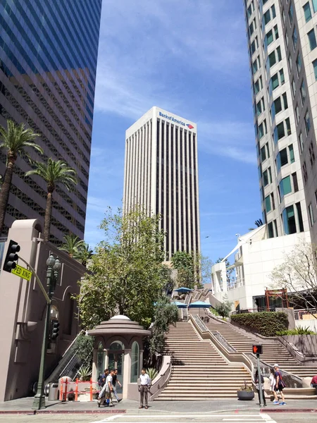 Urbain gratte-ciel Bank of America au-dessus des rues Los Angeles — Photo