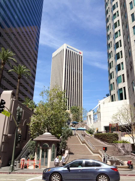 Urbain gratte-ciel Bank of America au-dessus des rues Los Angeles — Photo