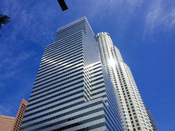 Arquitectura moderna fondo resplandeciente sol rascacielos de gran altura — Foto de Stock