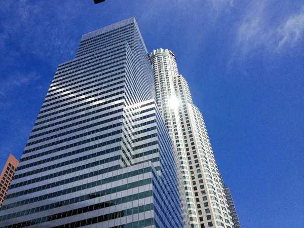 Arquitetura moderna fundo brilhando sol arranha-céus — Fotografia de Stock