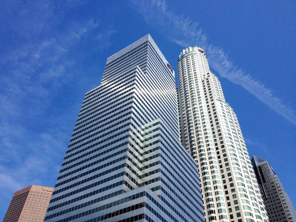 Centro urbano moderno arranha-céus arranha-céus acima das ruas Los Angeles — Fotografia de Stock