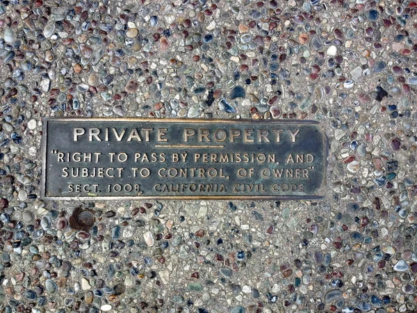 Propriété privée plaque métallique sur le trottoir — Photo