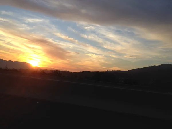 Asombrosa puesta de sol sobre la montaña — Foto de Stock