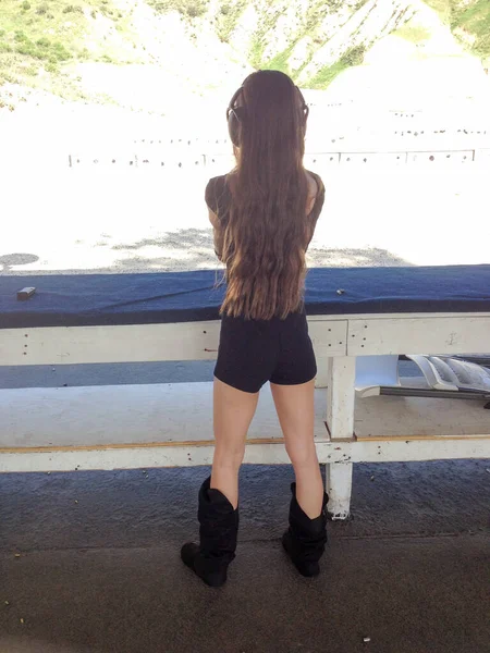 사격 범위 밖에서 귀여운 소녀 권총을 들고 촬영 — 스톡 사진
