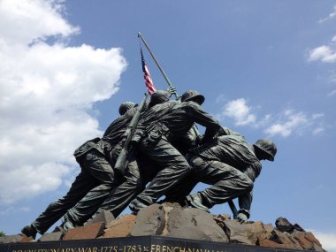 Iwo Jima Deniz Kuvvetleri zafer bayrağı Arlington VA heykeli