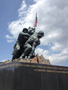 Iwo Jima Deniz Kuvvetleri zafer bayrağı Arlington VA heykeli