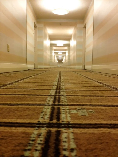 Strano spaventoso spaventoso corridoio dell'hotel lungo corridoio prospettiva — Foto Stock