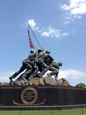Iwo Jima Deniz Kuvvetleri zafer bayrağı Arlington VA heykeli