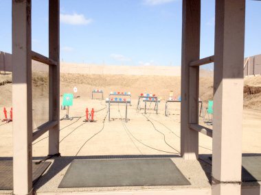 Atış poligonu ateşli silah eğitimi.