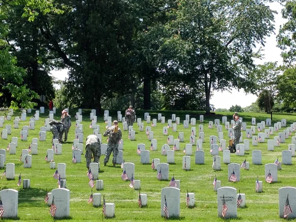 US Army soldiers planting American flags at Arlington cemetary — Stock Photo, Image