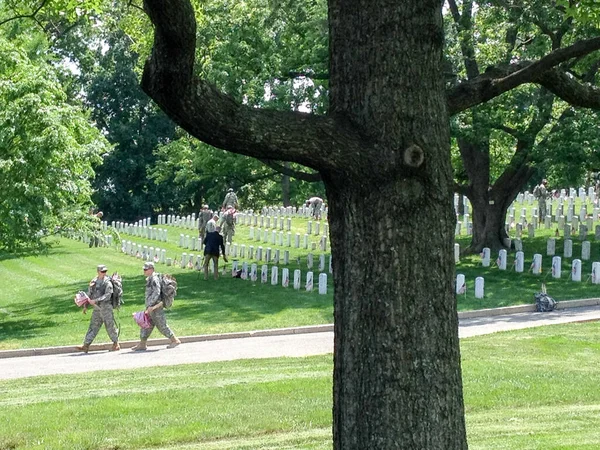 US Army soldiers planting American flags at Arlington cemetary — Stock Photo, Image