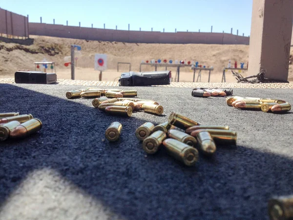 Campo de tiro para pistolas de tiro armas de fuego entrenamiento munición al aire libre — Foto de Stock