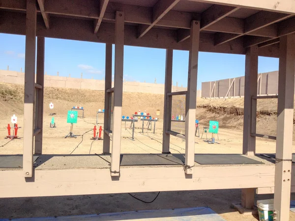 Campo di tiro per tiro pistole pistole addestramento armi da fuoco — Foto Stock