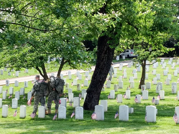 US Army soldiers planting American flags at Arlington cemetary — Stock Photo, Image