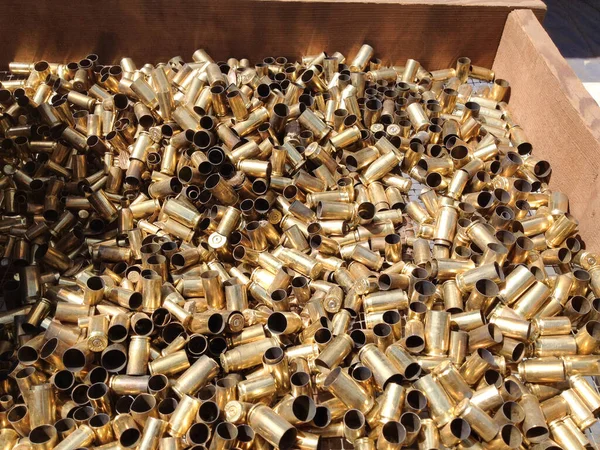 Cartuchos cartuchos cartuchos de latão cartucho de bala reciclar — Fotografia de Stock