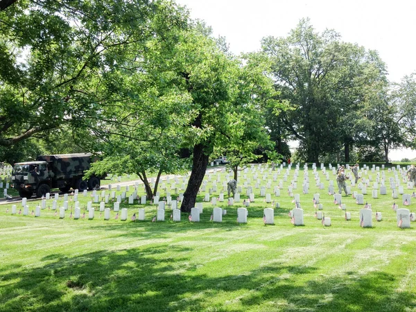 US Army soldiers planting American flags at Arlington cemetary — Stock Photo, Image