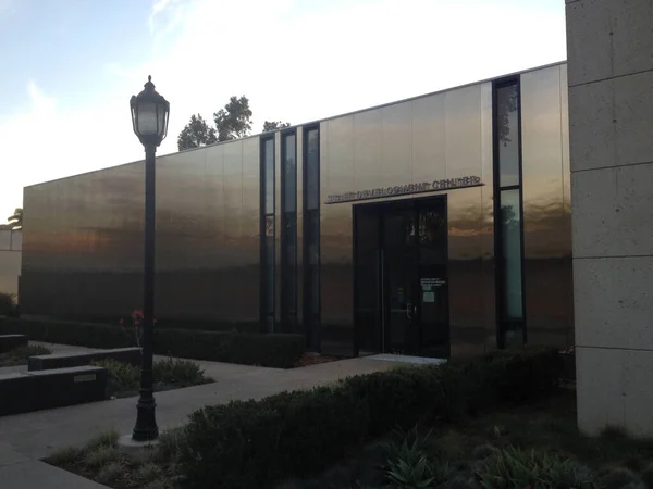 Architecture de bâtiment moderne de réflexions d'entrée en verre — Photo