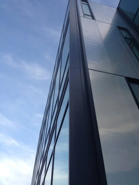 Arquitetura de edifício moderno de vidro entrada geométrica design de fundo — Fotografia de Stock