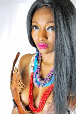 Funky African Model ettiene Eko Couture giyer. Moda, kıvırcık saçlı, kolye bileziği takan bir büstiyer.