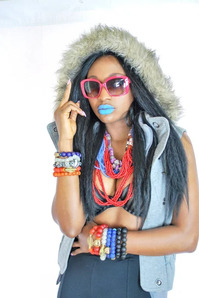 Modelo Africano Funky usa Ettiene Eko Couture alta moda com capuz peludo falso — Fotografia de Stock