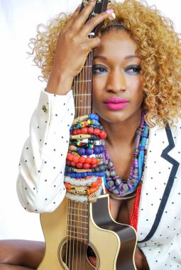 Funk Afrikalı Model Ettiene Eko Couture ve gitar kıvırcık saçlı, kolye bileziği takan bir büstiyer.