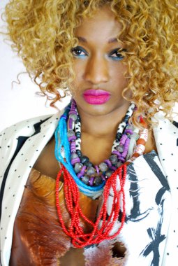 Funky African Model ettiene Eko Couture giyer. Moda, kıvırcık saçlı, kolye bileziği takan bir büstiyer.