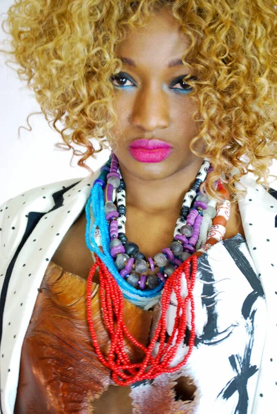 Funky africký model nosí Ettiene Eko Couture haute módní kudrnaté vlasy eco art bustier s náhrdelníkem náramek šperky Stock Snímky