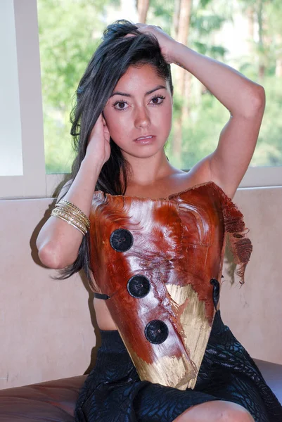 Seduta Pretty Model indossa lusso Ettiene Eko Couture haute fashion show ecologico eco art bustier con materiale in legno — Foto Stock