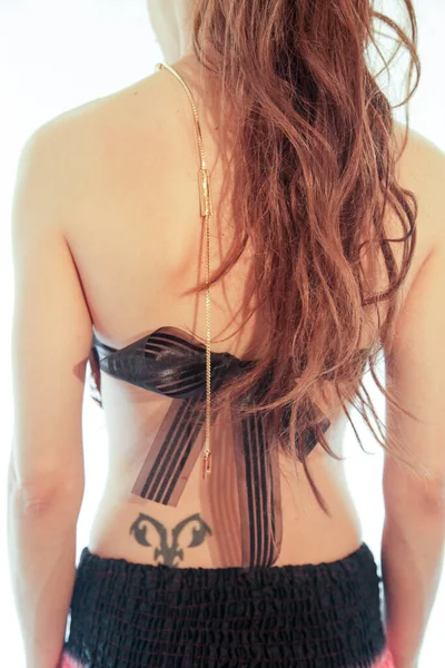 Ettiene Eko Couture modello con nastro di pizzo nero nudo dietro i capelli — Foto Stock