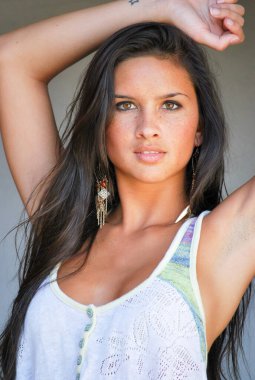 Genç bayan model esmer güzel bahar beyaz küpeler.