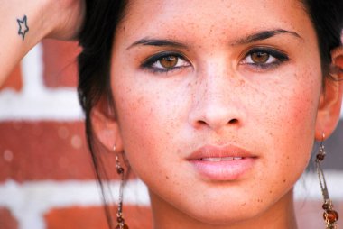 Genç bayan model esmer güzel bahar saçı