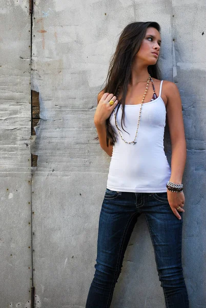 Sexy hermosa mujer morena pelo largo jeans urbano concreto —  Fotos de Stock