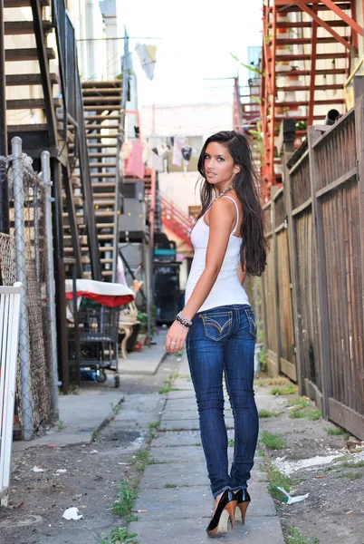 Sexy bela morena feminina jeans cabelo longo no beco — Fotografia de Stock