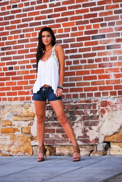 Mladý stojící žena modelka bruneta pěkný jaro léto top podpatky Stock Obrázky