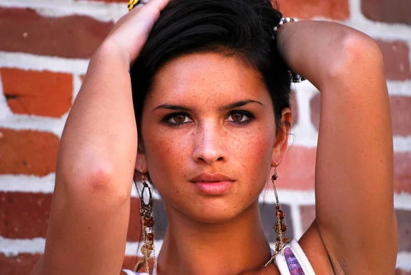 Молодая женщина модель брюнетка красивая весенняя верхняя волосы летом — стоковое фото