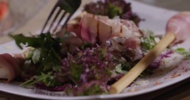 Güzel yemekler. Yemek tabakları kapanır. Restoran yemekleri. Çift salata, deniz ürünleri, suşi yiyor.