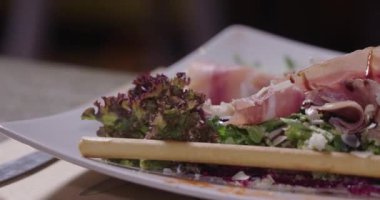 Güzel yemekler. Yemek tabakları kapanır. Restoran yemekleri. Çift salata, deniz ürünleri, suşi yiyor.