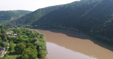 Dinyester Nehri'nin drone görünümü. Ukrayna'nın güzel doğası. Hava yeşili manzara.