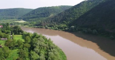Dinyester Nehri'nin drone görünümü. Ukrayna'nın güzel doğası. Hava yeşili manzara.
