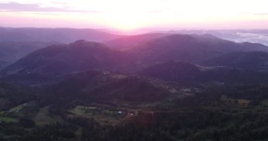 İnsansız hava aracı Karpat Dağları'nı görüyor. Ukrayna'nın güzel doğası. Bulutlu hava manzarası. Günbatımı.