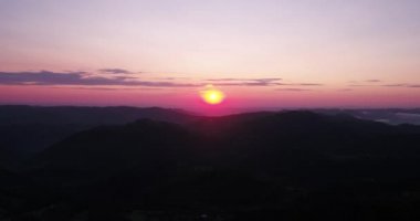 İnsansız hava aracı Karpat Dağları'nı görüyor. Ukrayna'nın güzel doğası. Bulutlu hava manzarası. Günbatımı.