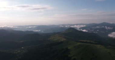 İnsansız hava aracı Karpat Dağları'nı görüyor. Ukrayna'nın güzel doğası. Bulutlu hava manzarası. Günbatımı.