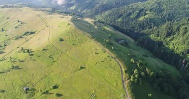 İnsansız hava aracı Karpat Dağları'nı görüyor. Ukrayna'nın güzel doğası. Bulutlu hava manzarası. Günbatımı.