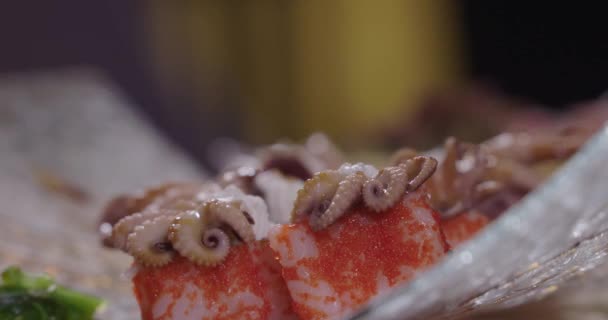 Feinschmecker Lebensmittelteller Schließen Sich Restaurantgerichte Paar Isst Salat Meeresfrüchte Sushi — Stockvideo