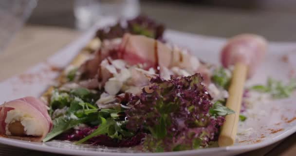 Ottima Cena Piatti Vicino Piatti Del Ristorante Coppia Mangia Insalata — Video Stock