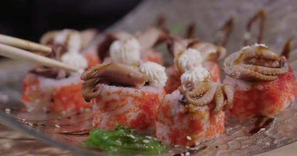 精致餐饮 食物盘特写 餐厅菜肴 一对夫妇正在吃沙拉 — 图库视频影像
