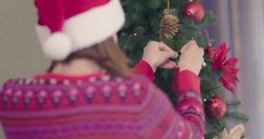 Noel ağacı. Kız ağaçta Noel topları giyiyor. Noel dekorasyonu. Noel evi dekorasyon iki kız. 