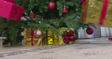 Noel arifesi. Noel ağacı ve hediye kutuları. Boks Günü ve hediyeler bekliyor.