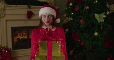 Noel arifesi. Noel ağacı sahnesi. Babygirl ve anne Noel ağacı giyiyor ve sürecin tadını çıkarıyor.