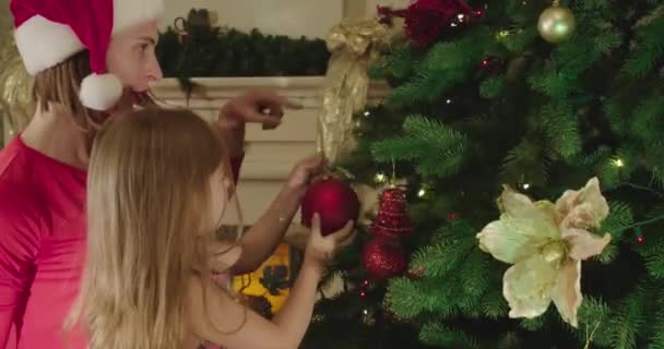 Noel Arifesi Noel Ağacı Sahnesi Babygirl Anne Noel Ağacı Giyiyor — Stok video